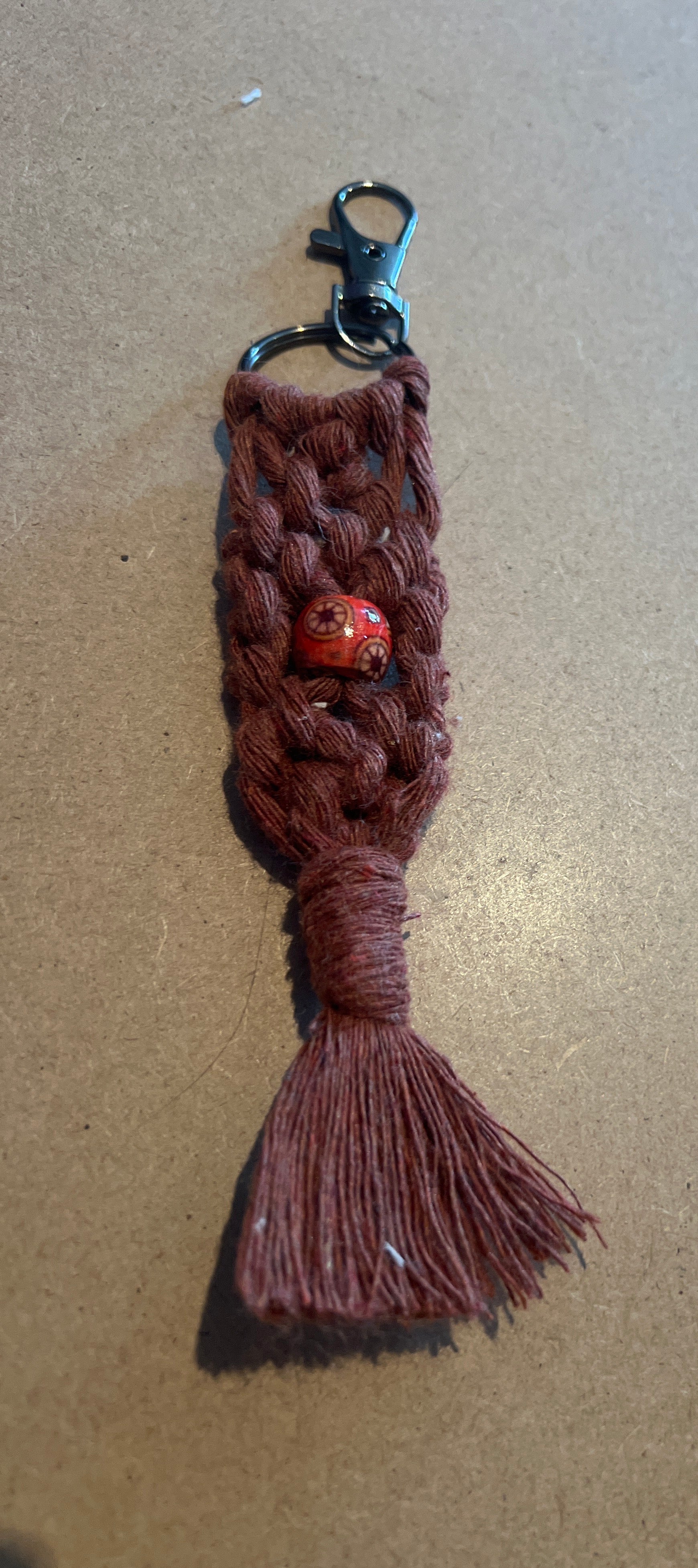 Porte clef en macramé marron