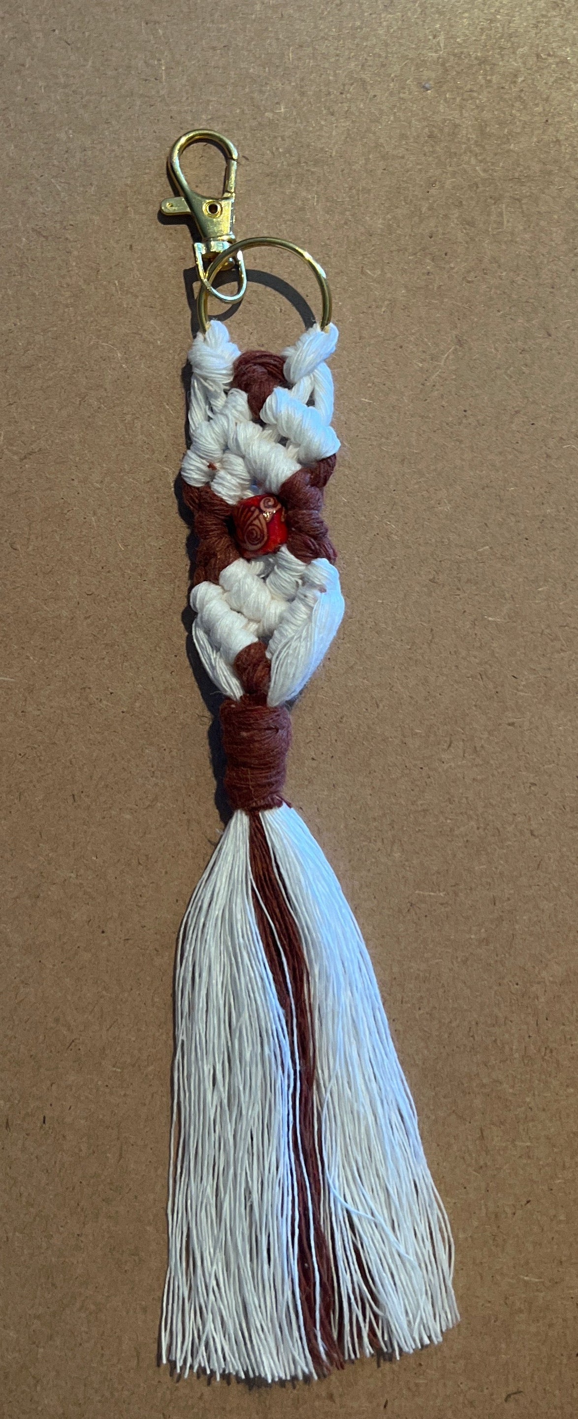 Porte clef en macramé crème et marron