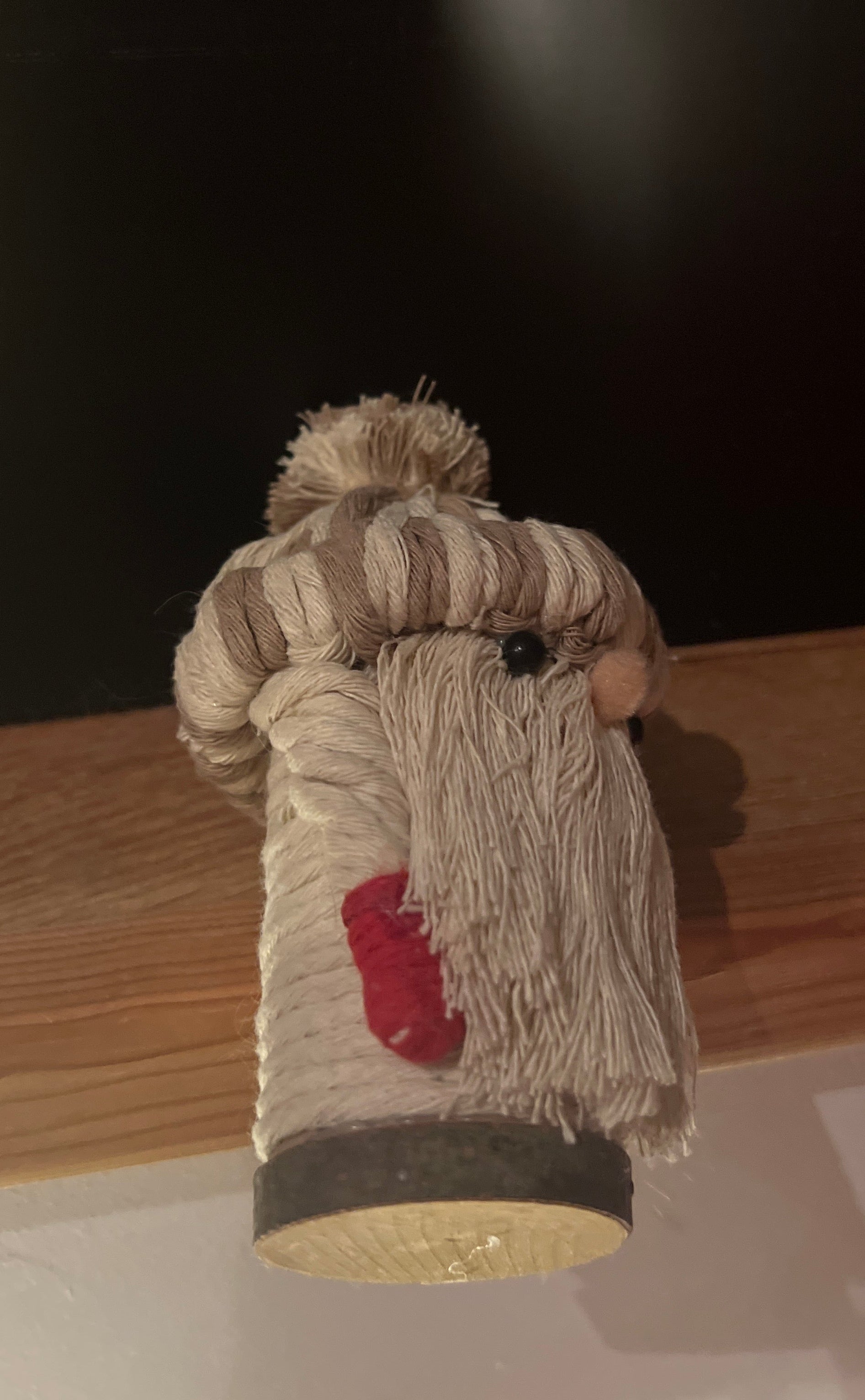 Personnage sur socle en bois