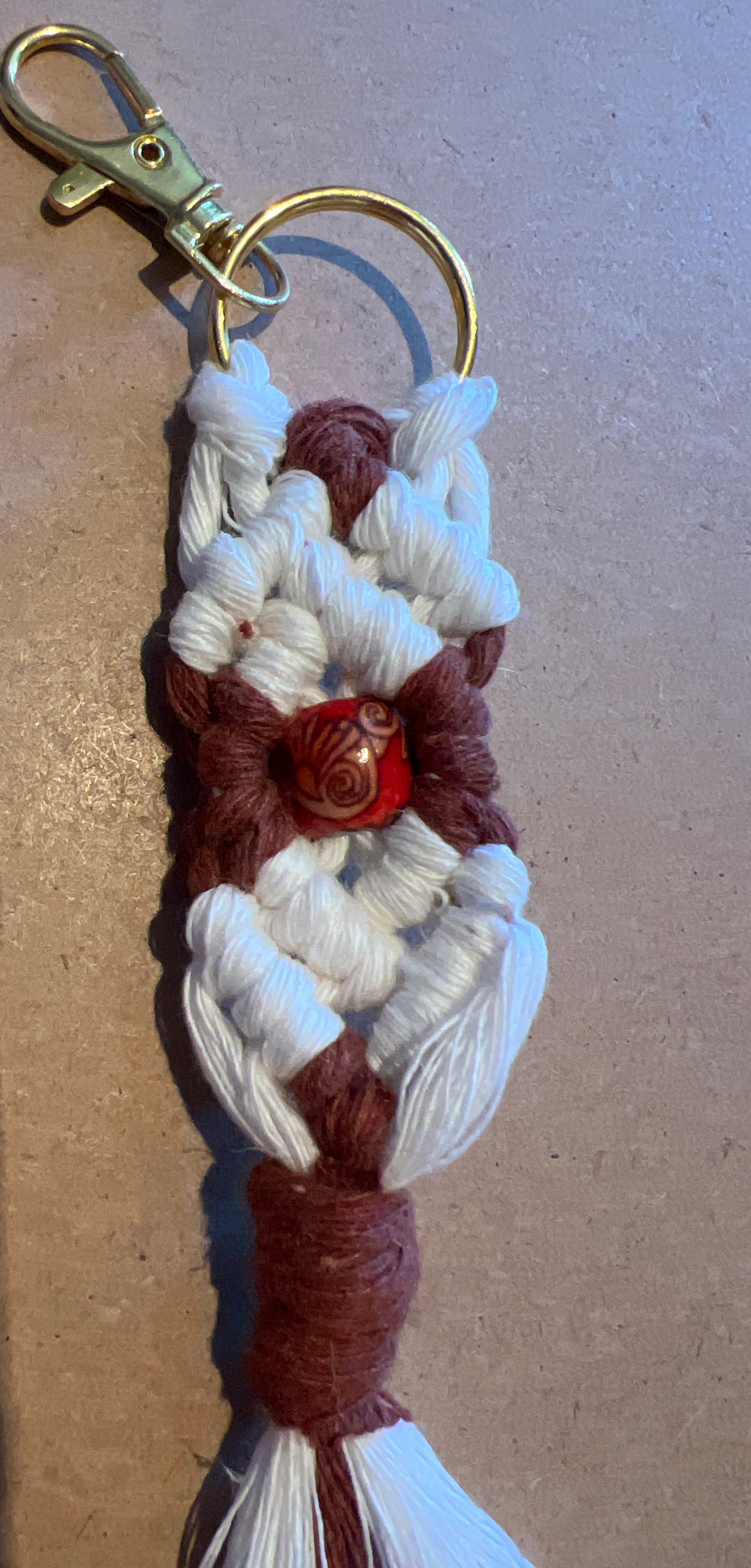 Porte clef en macramé crème et marron