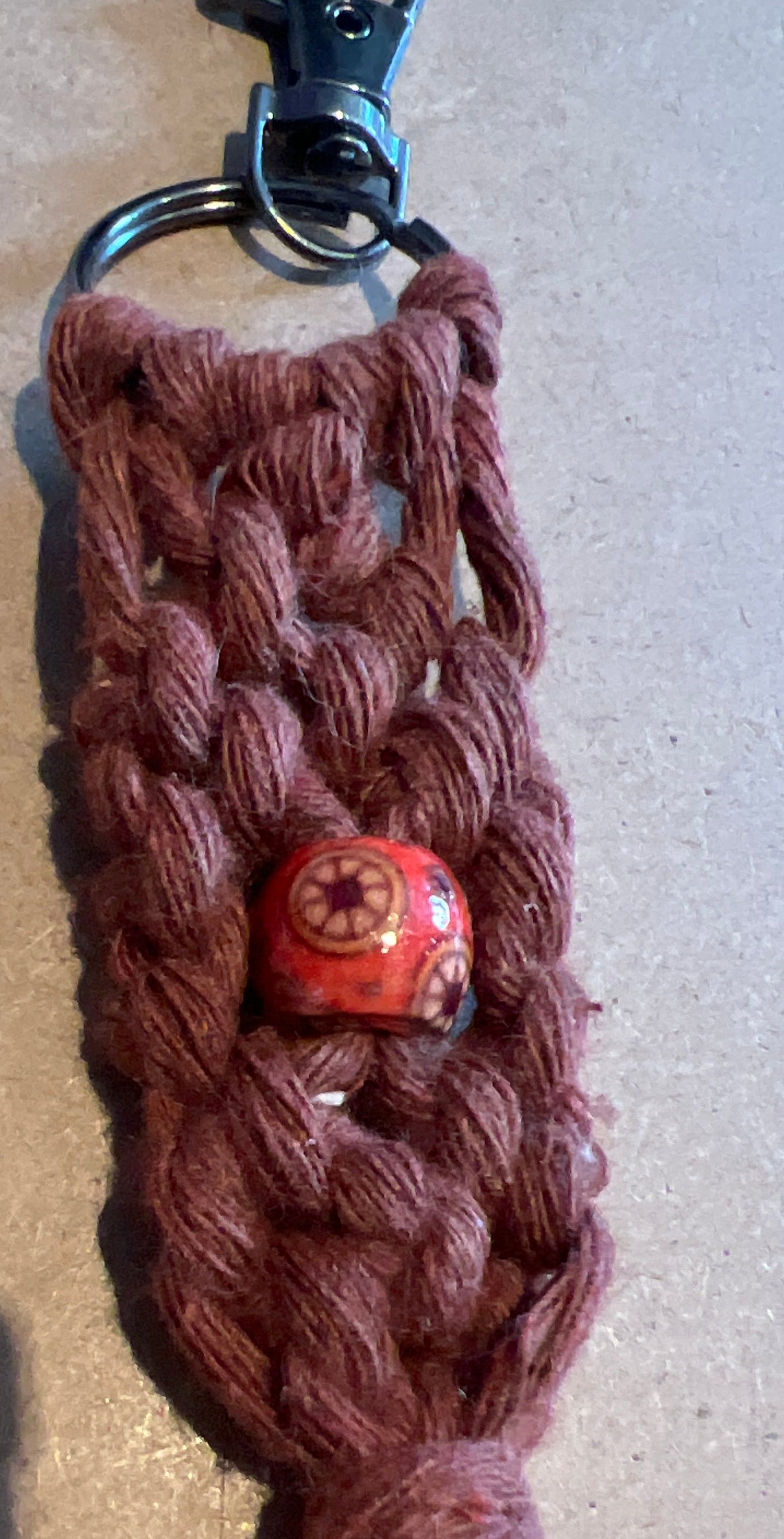 Porte clef en macramé marron