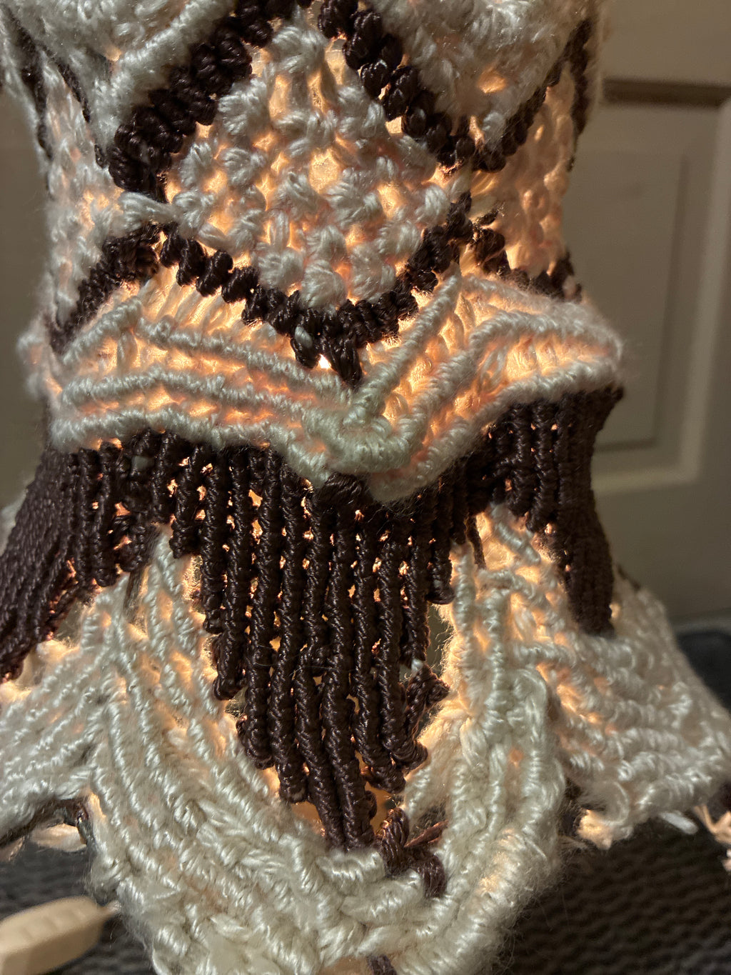 Lampe avec son abat jour en macramé