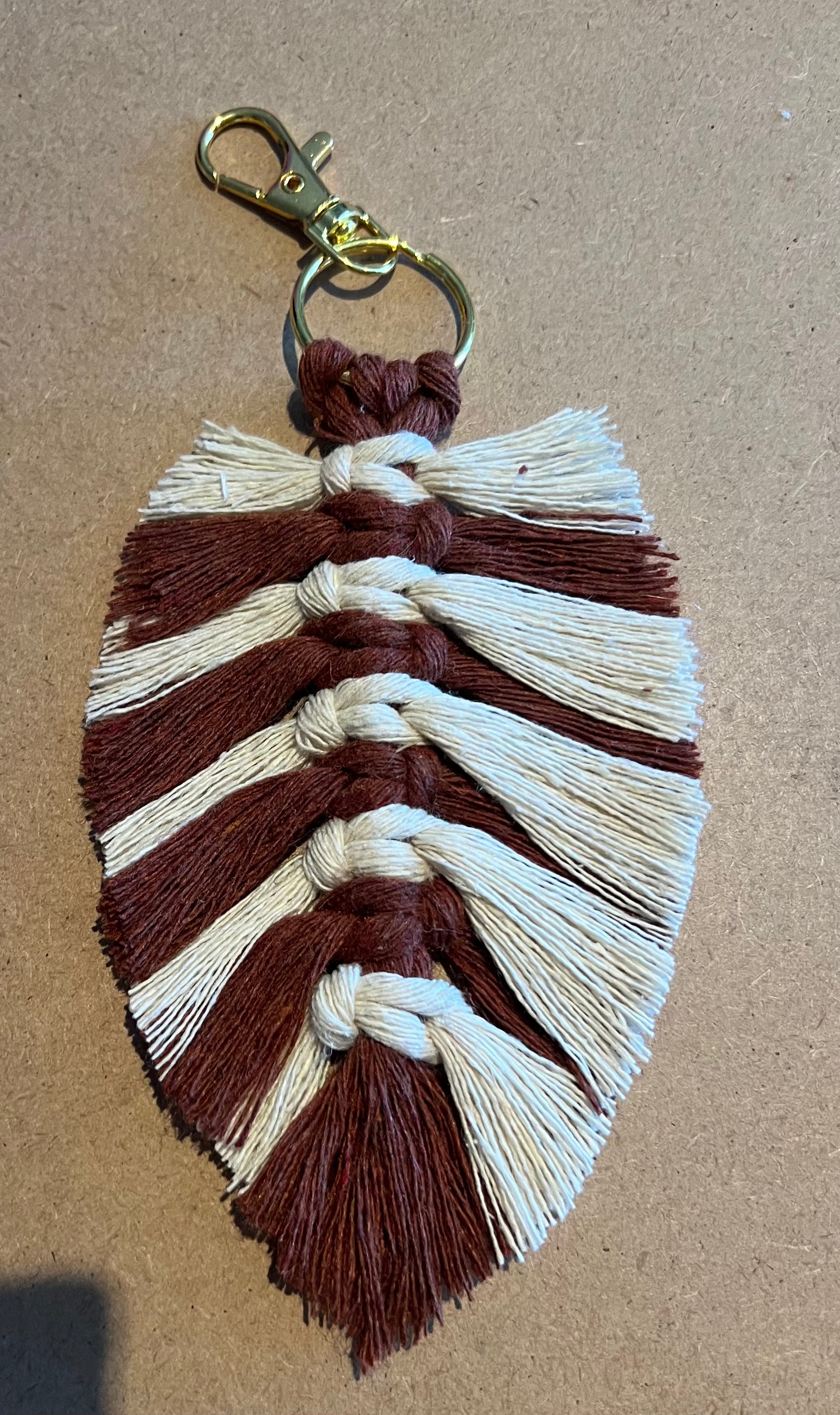 Porte clef feuille en macramé /bijoux pour sac