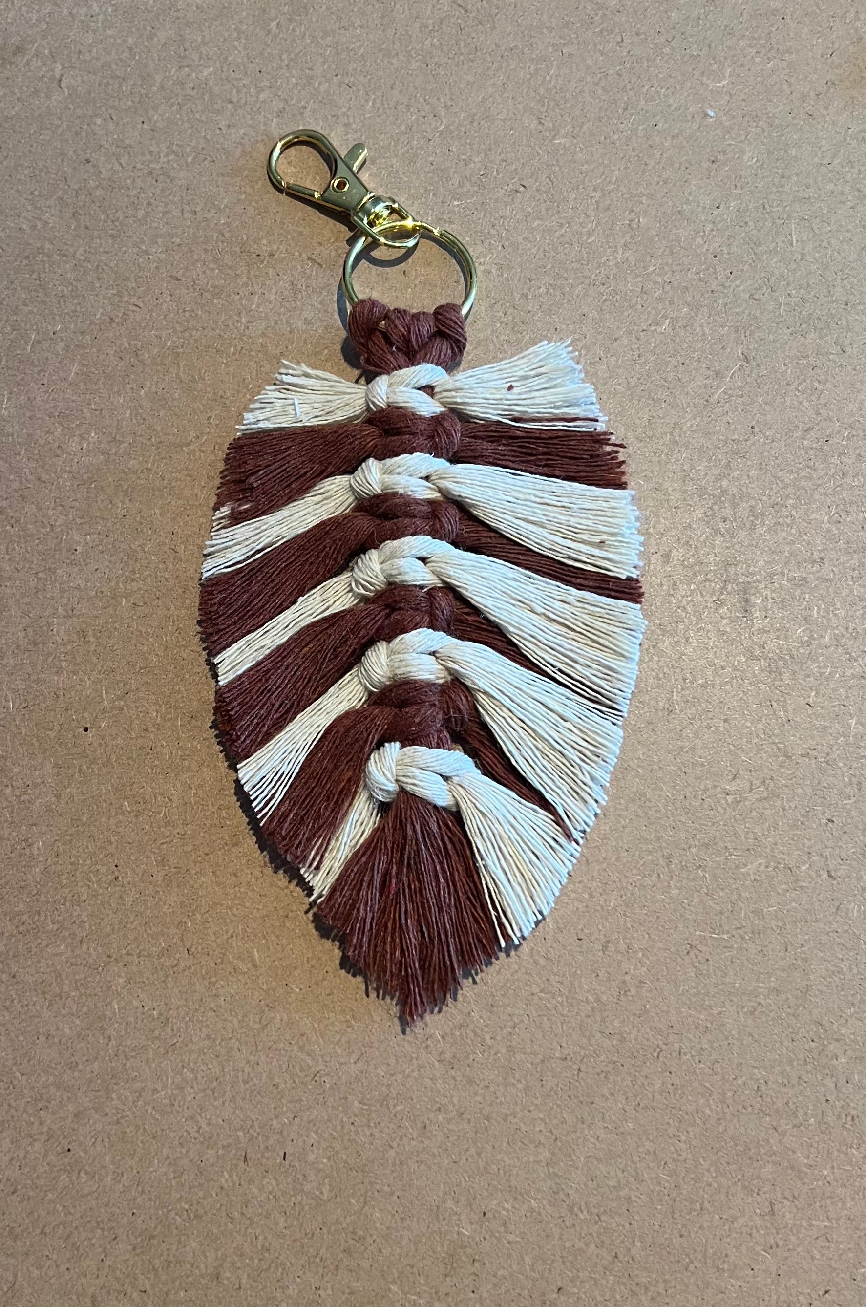 Porte clef feuille en macramé /bijoux pour sac