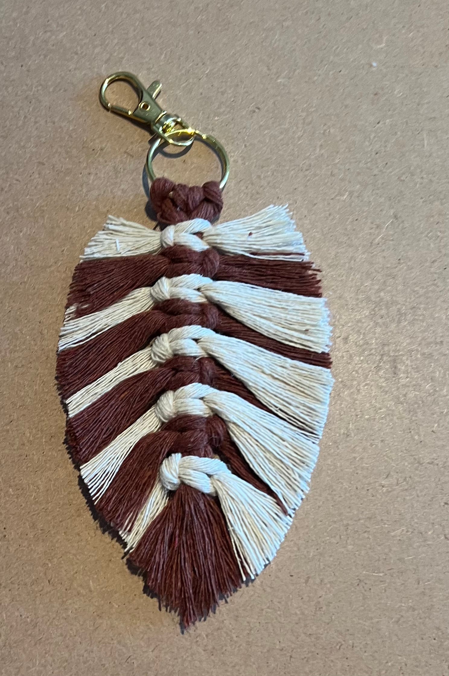 Porte clef feuille en macramé /bijoux pour sac