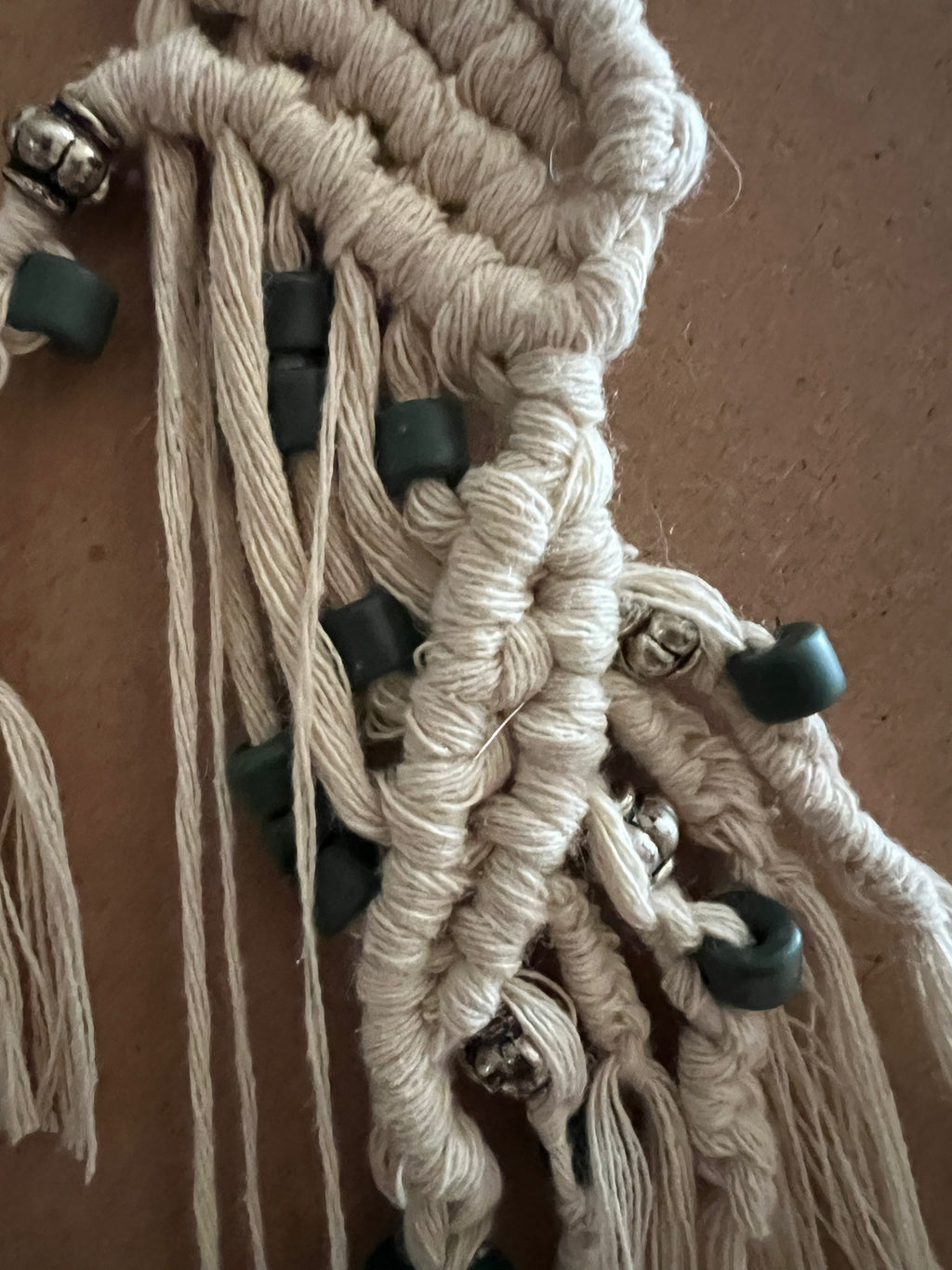 Décoration murale beige et verte