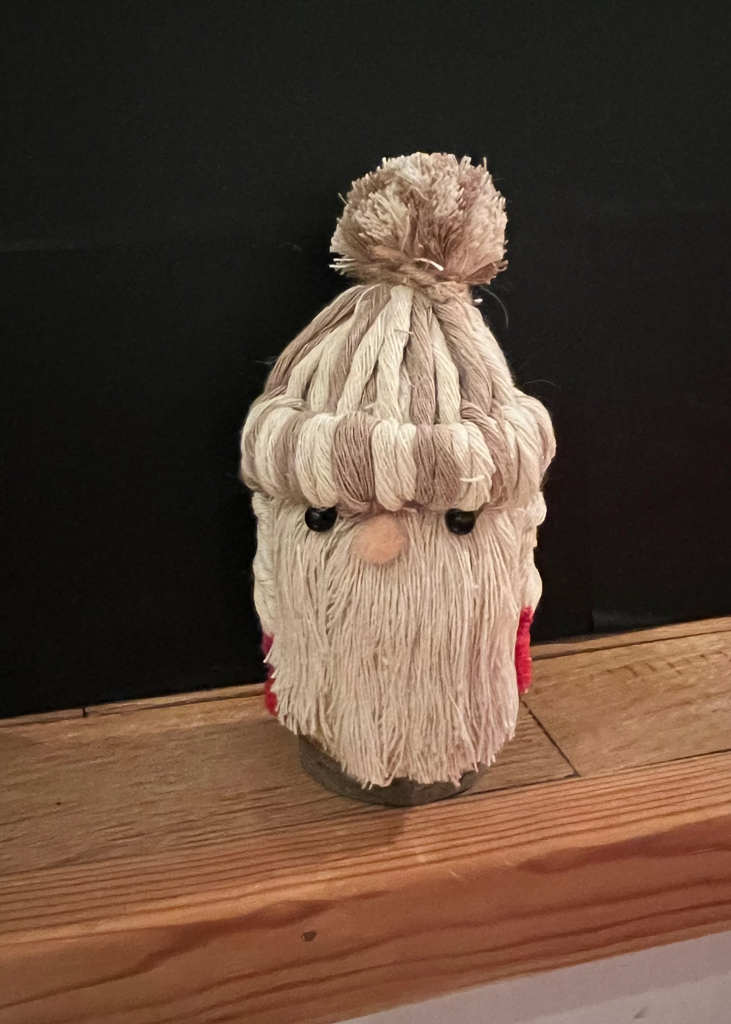 Personnage sur socle en bois