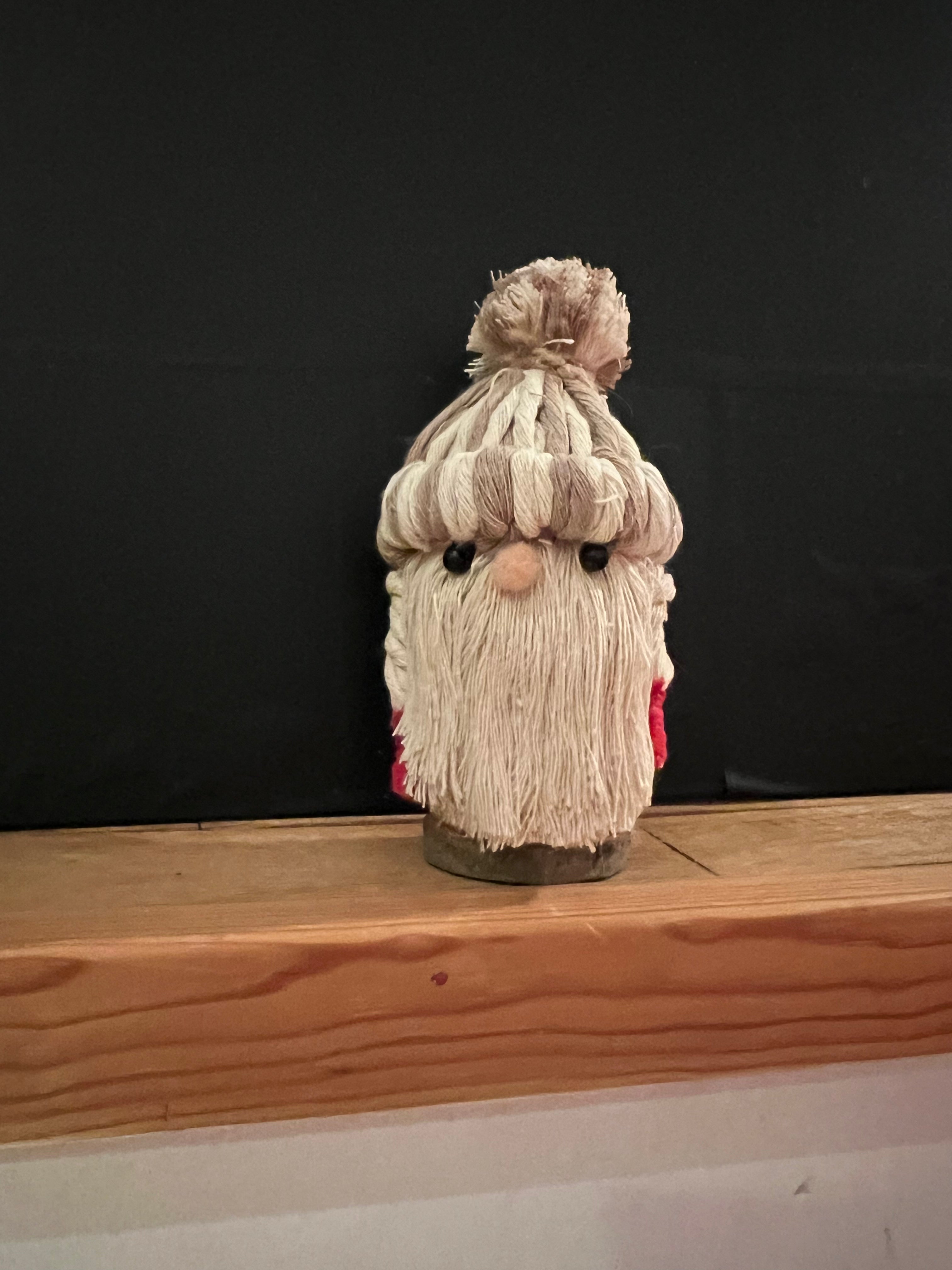 Personnage sur socle en bois