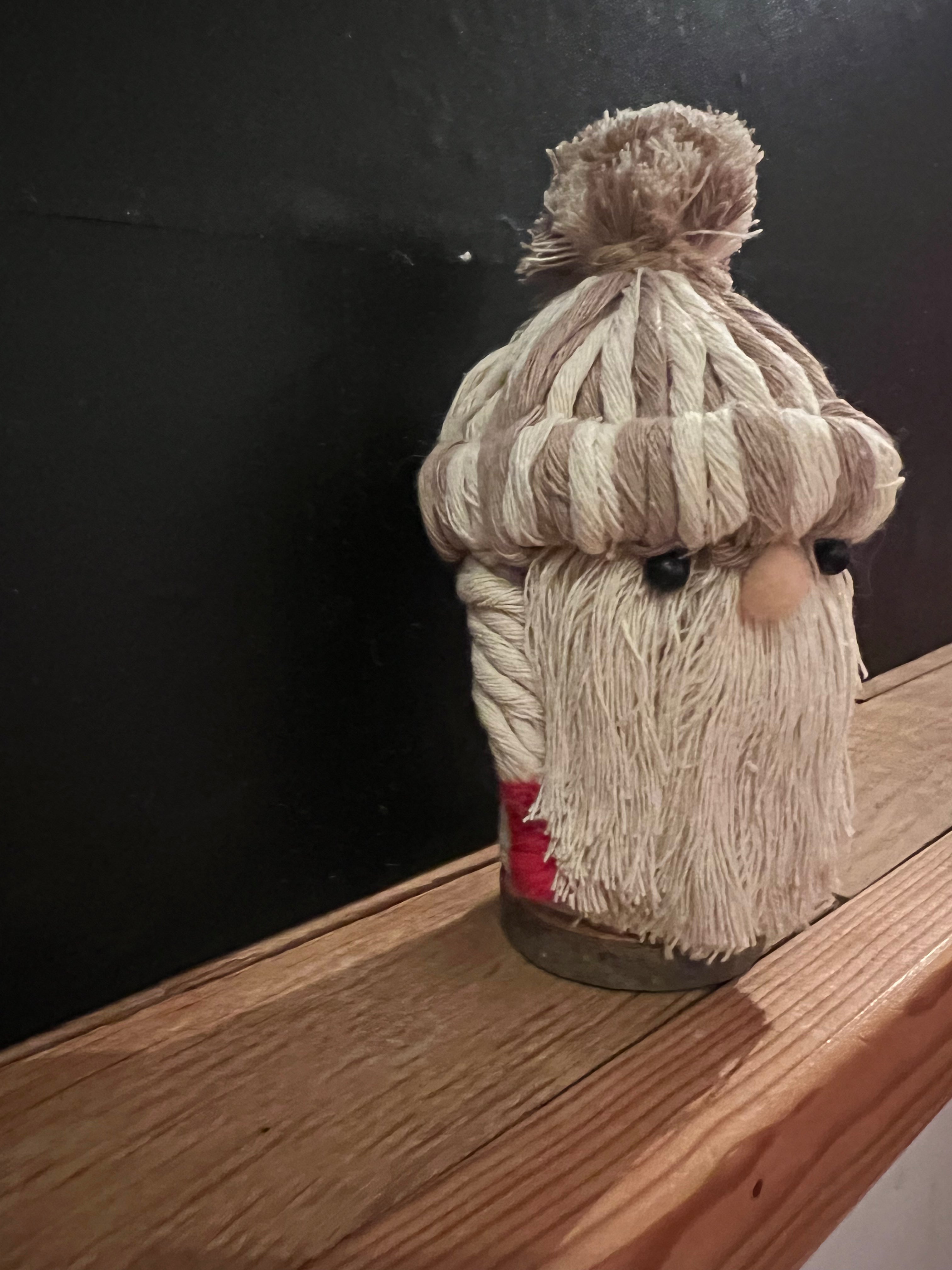 Personnage sur socle en bois